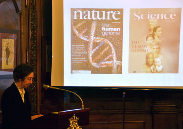 La importancia de nuestro genoma. Margarita Salas muestra las portadas de Science y Nature sobre las investigaciones en genoma humano. Foto: © Javier San Martín